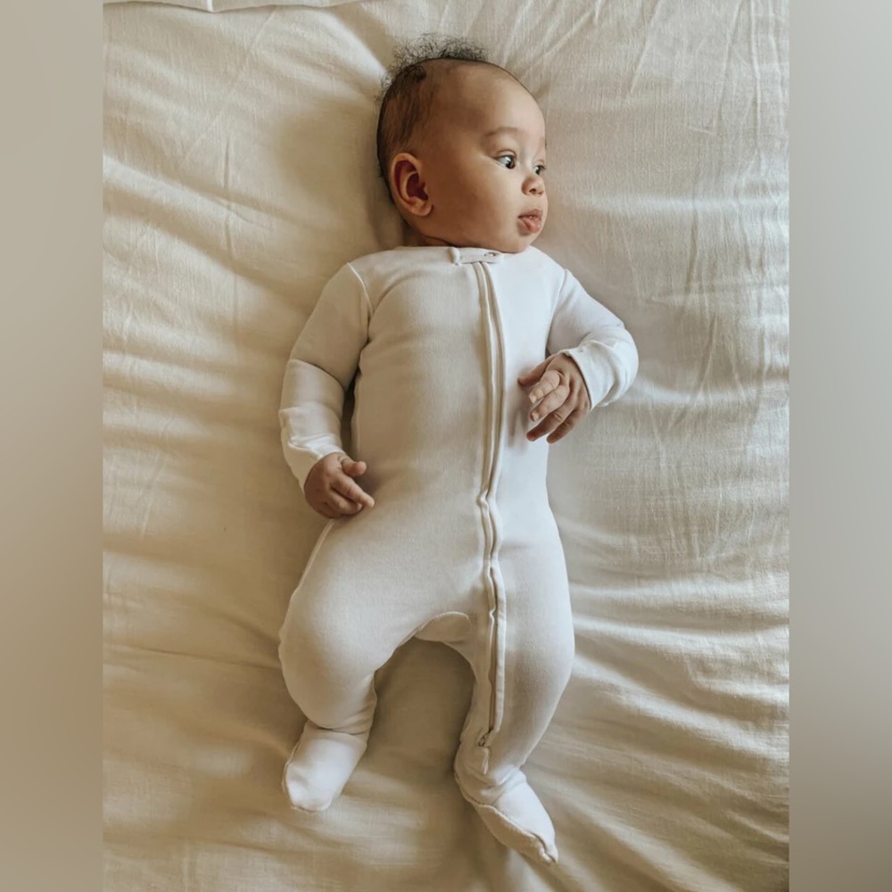 L’oved baby organic zipper footie in white